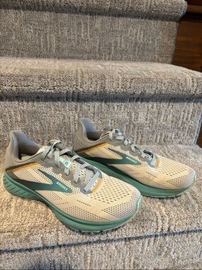 Brooks Neutral Run Sneakers in Beige and Teal Accents size 8.5